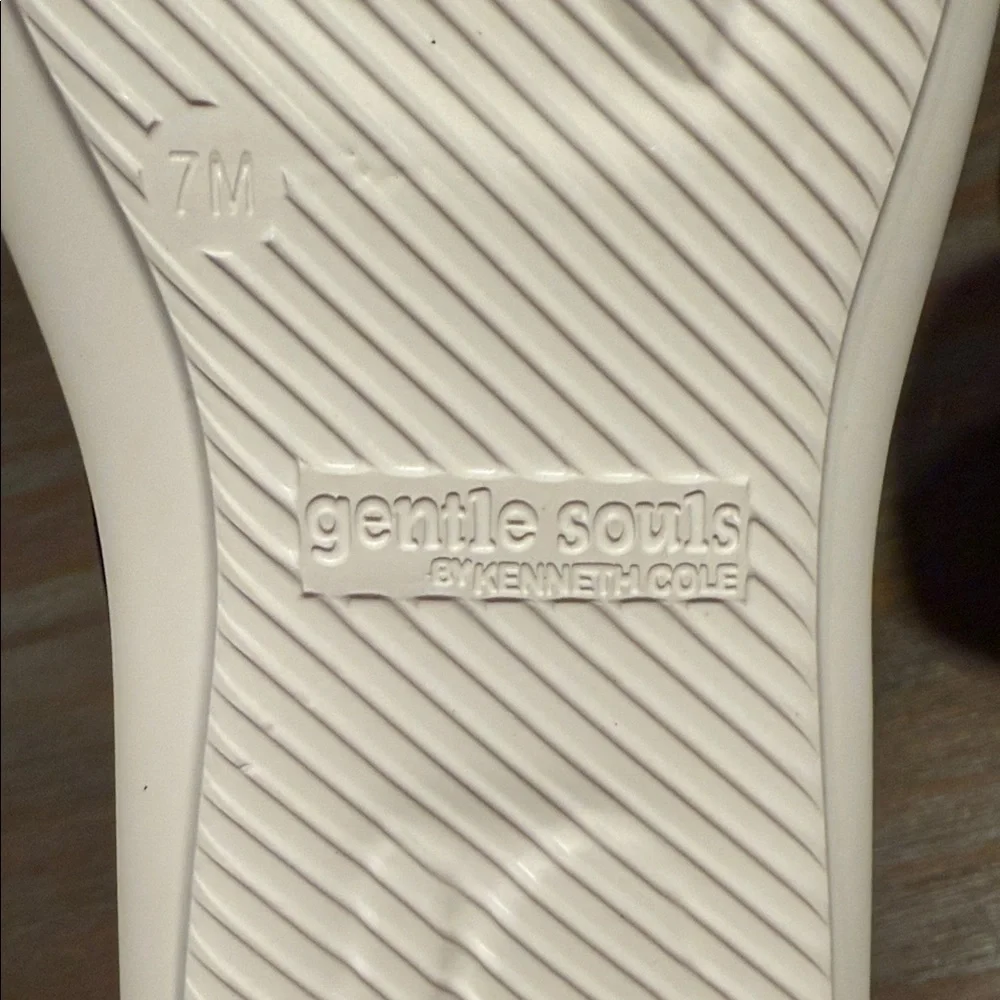Gentle Souls by Kenneth Cole Rosette Puff Boots 7 NWOB Black Nylon Platform Cozy